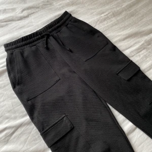 Cargopants/mysbyxor från Gina - Svarta byxor från Gina Tricot med fickor fram. Nyskick! Väldigt stretchiga och sköna. Strl S. 80 kr + frakt 🎀