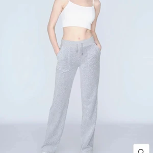 Juicy byxor✨ - Lägger ut för att se om någon är intresserad av ett par juicy byxor i storlek xxs, det är dom med fickor där bak, skriv för mer bilder💞