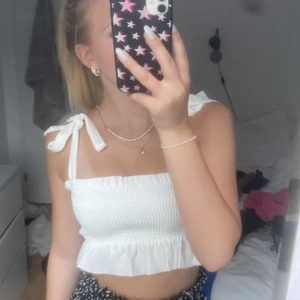 Sommartopp - Jätte gullig topp som passar perfekt nu till sommaren!! nypris 100kr🤍 aldrig använt endast testat den🤍 (använd ej köp direkt funktionen)