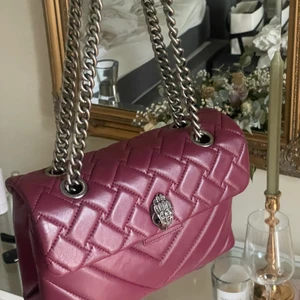 Kurt geiger väska  - Säljer nu min fina kurt geiger väska💓🫶🏼  Perfekt storlek och väldigt rymlig. Väskan är i läder och färgen ”burgundy” som ej finns att få tag i längre. Mått: 27x18x9 cm. dustbag och kvitto medföljer! 