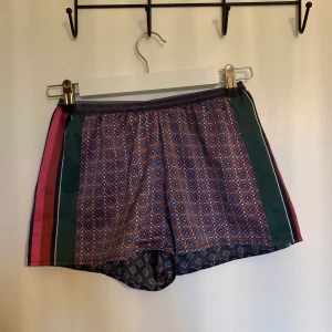 Shorts från Zara Home - Supersköna pyjamasshorts från Zara Home. Storlek s/m men passar snarare xs skulle jag säga! Möts upp i Malmö eller fraktar🕊