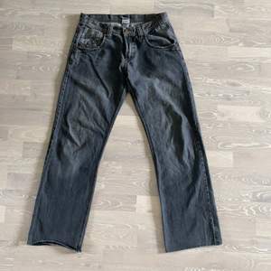 Gråa och breda vintage jeans med snygga detaljer. Skitsnygga bakfickor och fin grå wash. Inga defekter.