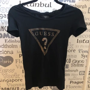 Guess t-shirt - T-shirt ifrån guess! Säljs billigt eftersom kanterna på trycket åkt av lite (se bild 2) annars bra skick! frakt tillkommer! (Fraktalternativet nedan stämmer inte)