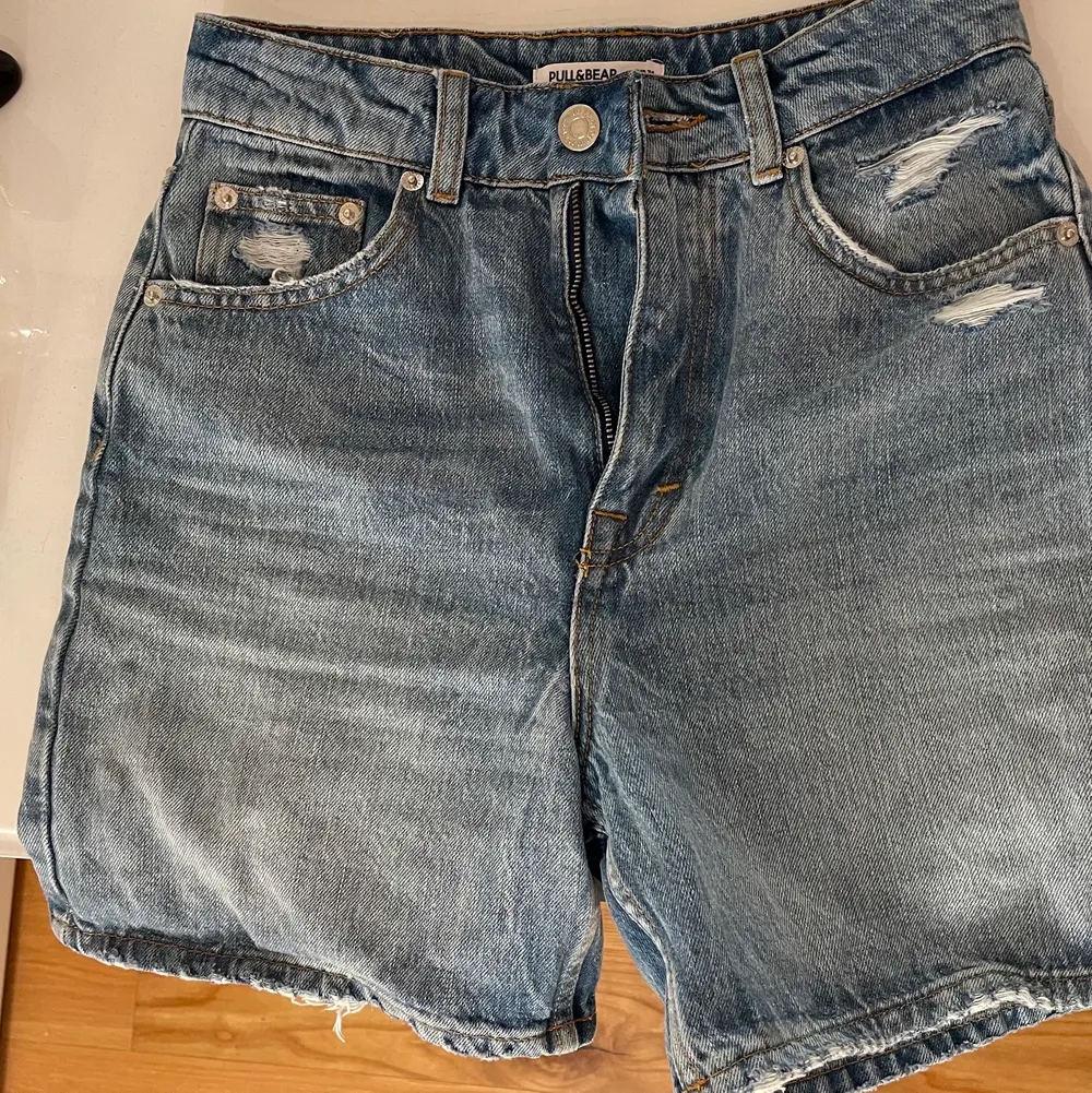 Skit snygga jeansshorts i lite längre modell, säljer för de är försmå…. Shorts.