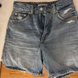 Skit snygga jeansshorts i lite längre modell, säljer för de är försmå…