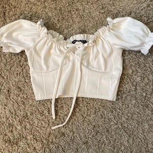 Sommar topp - Jätte fin topp från boohoo. Säljer då den inte riktigt kommit till användning 🖤