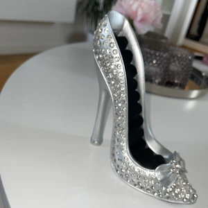 Smyckes förvaring  - En klacksko som används för förvaring av smycken, tex örhängen eller ringar. Den är i ny skick 