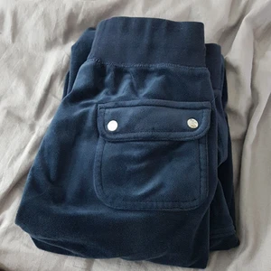 Night sky juicy couture byxor - Säljer mina mörkblå juicy byxor då dem inte kommer till andvändning, de är i bra skick och använt fåtal gånger därav priset!