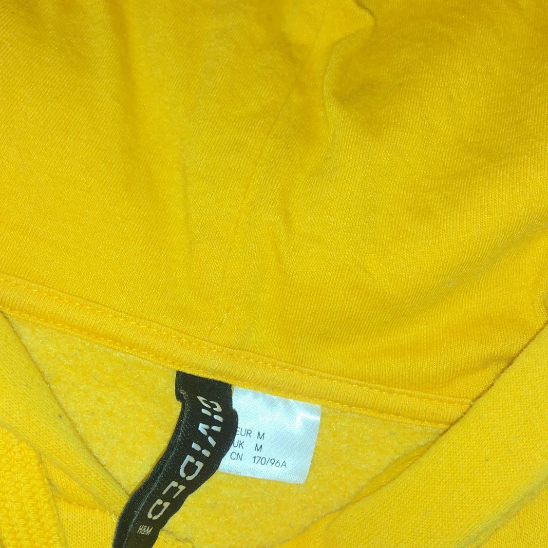 Gul o svart hoodie.  - 91