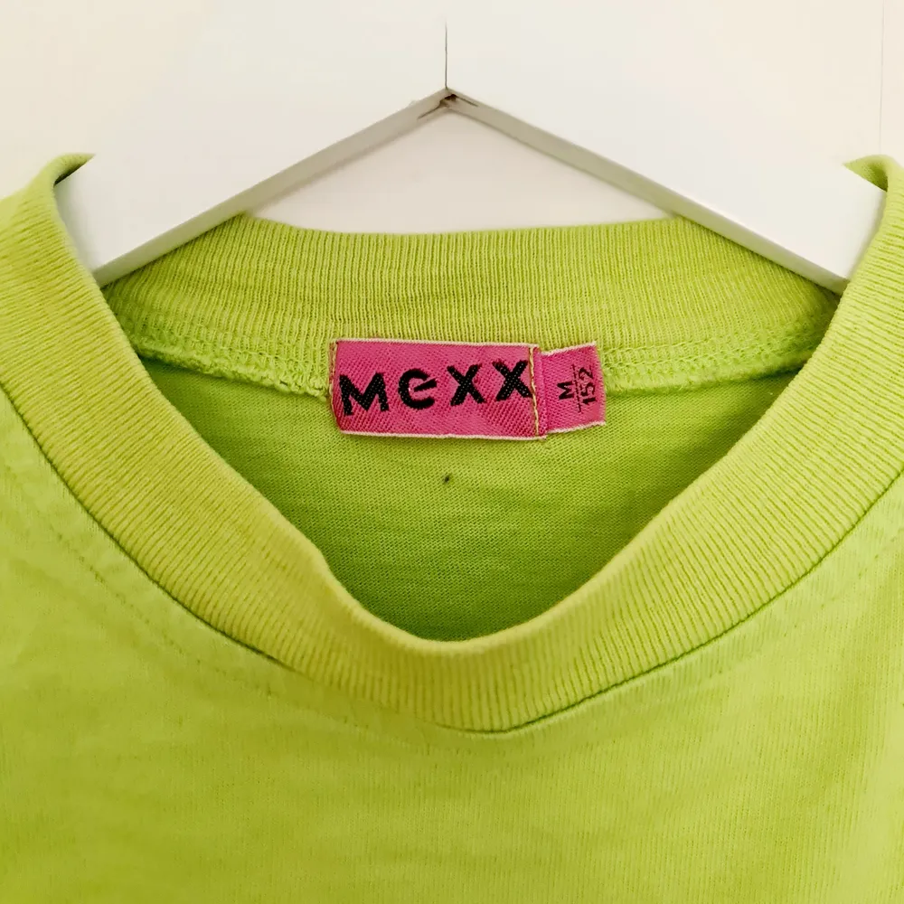 Unik top från nittiotalet med asymmetrisk hem och gulligt blom tryck på bröstet. Från retro märket Mexx. Ursprungligen för barn men passar bra som croptop. . Toppar.