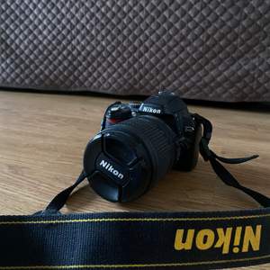 Nikon D40 digitalkamera med objektiv!! Skriv för mer info. Laddare till kameran/batterit ingår dessvärre inte.