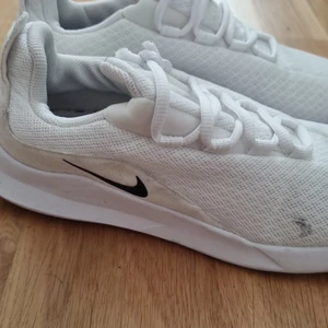 Nike - Använtär i gott skick finns en liten fläk som går att ta bort  med skofärg eller vatten.