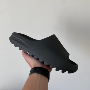 adidas Yeezy Slide Onyx - Helt nya Size EU 44.5, små i storleken