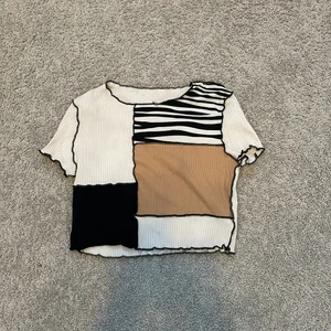 En tröja från shein. - En söt tröja från shein. När jag bestämde den tyckte jag inte den var så fin och sedan har den bara legat i min garderob. Har använt den 1 gång och är väldigt stretchig i matrialet. Det kostade undefär 40 kr + frakt men säljer den nu för 30kr❤️