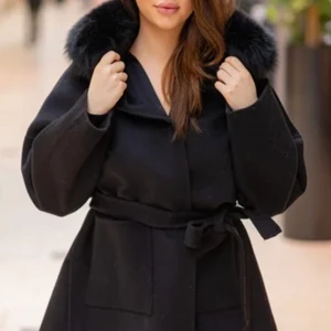 Svart Cashmere Kappa med äktapäls - Köpt från garoff. Avtagbar päls men knapparna har gått av så pälsen måste sys på men den funkar även utan den. Pälsen får man iallafall med om man köper kappan. 