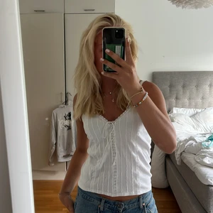Sommar topp - Vit topp med ”virkade band”. Super söt!  Tryck inte på köp direkt 💓