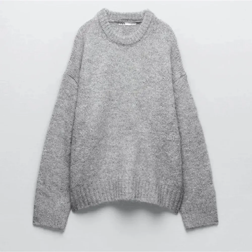 Säljer en super snygg stickad tröja från Zara som är helt slutsåld! Sitter oversized på mig och är väldigt varm nu till höst/vinter. Säljer för  300kr + frakt. ❌TRYCK EJ PÅ KÖP NU❌. Stickat.