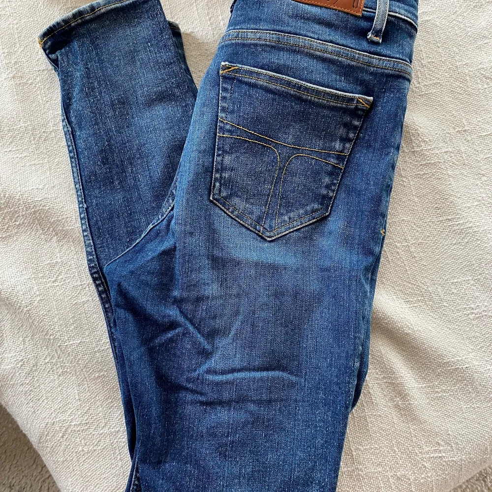 Säljer jeans från tiger of sweden då dem inte kommer till användning längre. Stretchigt material! Lite högre midja och smala ner till. Style: Kelly . Jeans & Byxor.