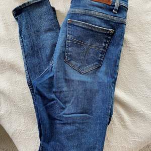 Säljer jeans från tiger of sweden då dem inte kommer till användning längre. Stretchigt material! Lite högre midja och smala ner till. Style: Kelly 