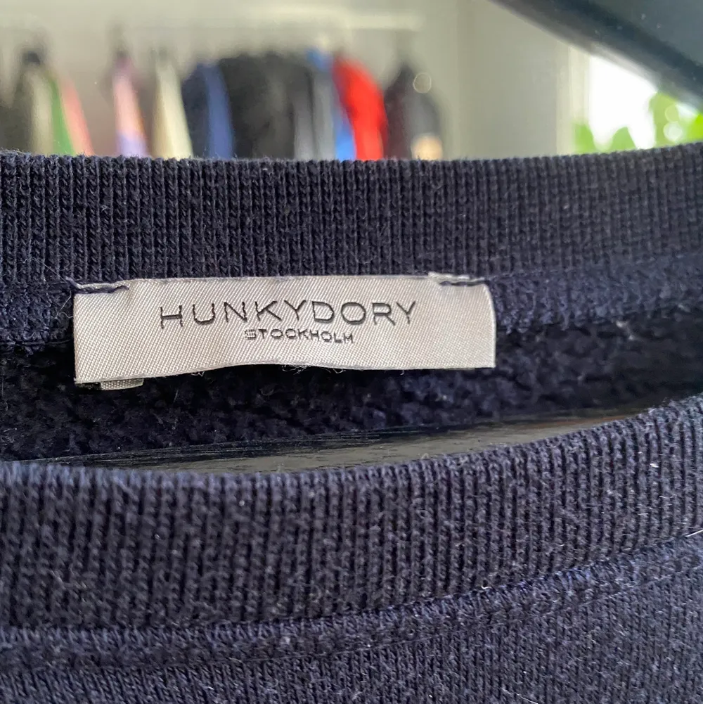 En mörkblå sweatshirt från hunkydory med tryck ”off duty”. Använd Max fem gånger. Storlek S/36. . Hoodies.
