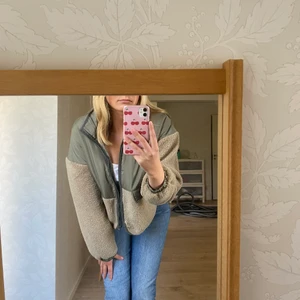 Mysig jacka! - Säljer denna mysiga höstjacka för att den är för liten för mig (är 171 cm) och inte riktigt kommit till användning. Köpte den förra hösten men som sagt används fåtal ggr. På den gröna delen är det som en dunjacka och den bruna en teddyjacka😇💕💕
