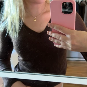 Brun stickad tröja  - Brun stickad tröja med V-ringning. Kommer inte till användning längre. 