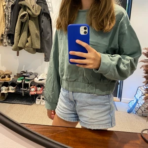 Zara tröja  - Grön tröja från zara barn, kommer inte till användning så de e därför jag säljer den ( köparen står för frakten )💞