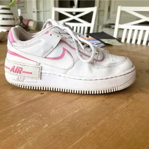 Nike airforce - Nike airforce shadow i strl 39! Använt skick men fortfarande fina! (Lägger upp annons på nytt pga att jag varit oaktiv). Nypris 1200, startbud: 300kr + frakt 66kr. 