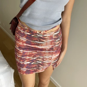 Mönstrad kjol med detaljer - Säljer denna coola kjol med snör detaljer som man knyter där bak 💕❤️