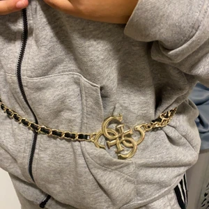 Bälte - Aldrig använd, sitter bra på. Jätte fin med klänningar. Man väljer storleken på den själv med hjälp av en klämma. Säljer för 150kr 