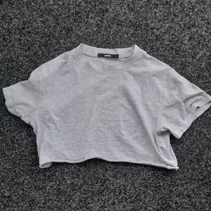 Säljer denna ijus gråa t-shirt från Bikbok. Andvänt den några gånger men inte sådär mycket, fortfarande fräsh och fin. Säljer för att den inte kommer till andvändning längre. 