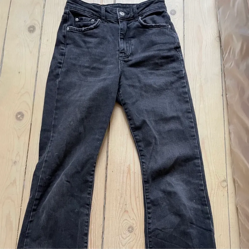 Säljer dessa svarta jeans. Jag har klippt bort lappen så osäker på storleken men passar s. Kom privat för frakt eller fler bilder. . Jeans & Byxor.