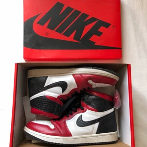 AIR JORDANS 1 HIGH OG - AIR JORDANS 1 HIGH OG.    Super snygga! Använt ett fåtal gånger. 