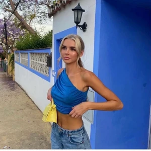 Blå festtopp - Superfin festtopp i storlek xs, aldrig använd då jag inte tycker jag passar i den💖 säljer den för 80kr, köparen står för frakten! Hör av er vid frågor!