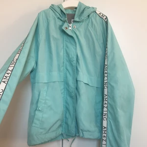 Barn jacka  - En tun barn jacka, i helt okej skick, storlek 146. Kan mötas i Göteborg eller skickas med frakt. 