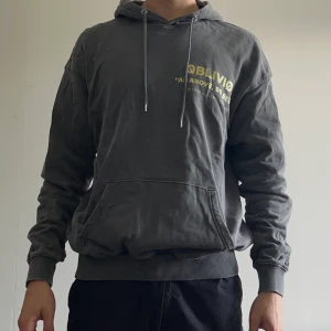 Carlings hoodie  - En snygg hoodie från carlings! Köpt för 650kr och använd ett par gånger. För mer information eller bilder hör av dig. 