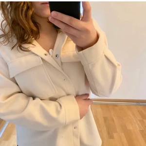 Vårjacka🌸 - Väldigt fin och vårig beige kappa! Perfekta kappan till våren som tyvärr inte kommer till användning och därför säljer jag den. Nyskick då den bara är använd en gång. Strl m från Gina tricot.