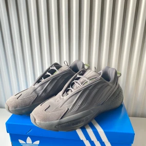 Adidas Ozrah Grey Size 44 2/3 - Adidas Ozrah Grey storlek 44 2/3 Använt 3-4 gånger som ny. 