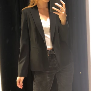 Svart kavaj zara - Svart kavaj ifrån zara. Endast använd en gång så superfint skick. Stl 36. Köparen står för frakten 