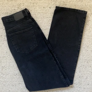 Weekday jeans - Weekday jeans i modell rowe. Straight fit och långa i benen. Grå-svart tvätt. Kontakta för frågor, fler bilder eller specifika mått❣️