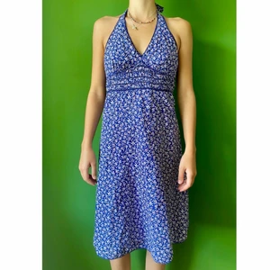 Tommy Hilfiger klänning  - Blommig klänning från Tommy Hilfiger. Knyts i naken och stängs i sidan med dragkedja. I väldigt fint skick, inga defekter.