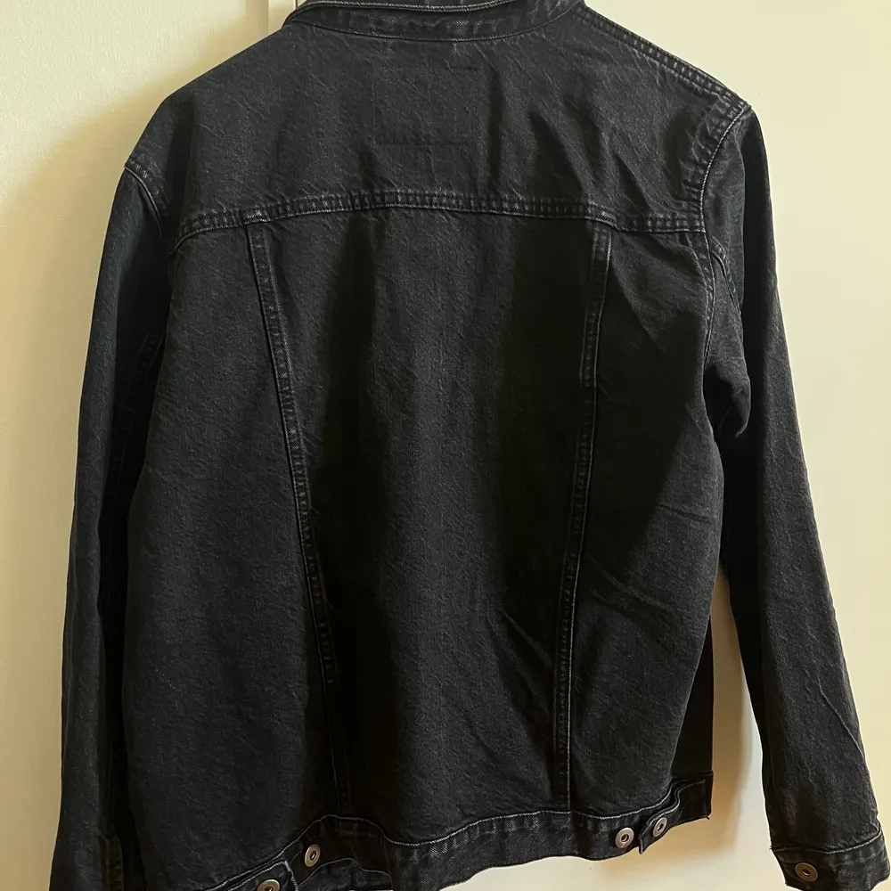 En svart jeansjacka från Lager 157💕 Storlek S, fint skick🤍. Jackor.