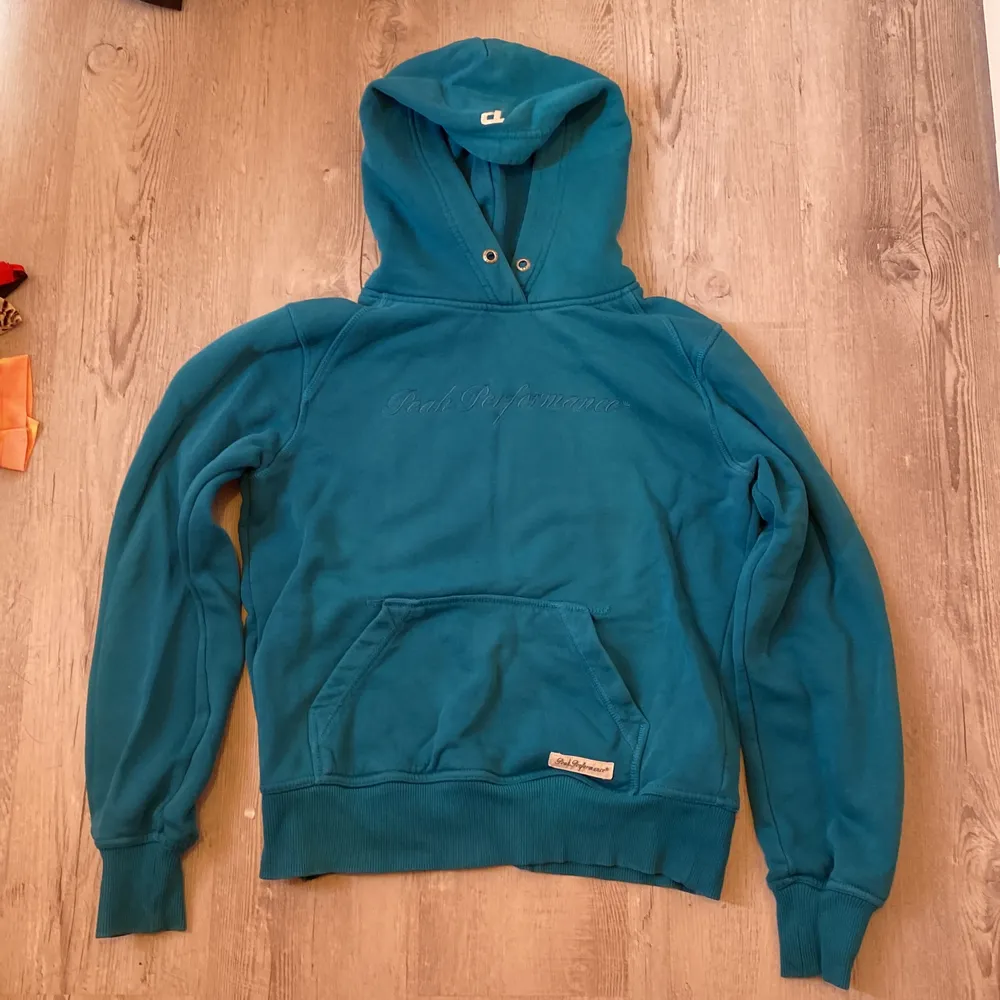 Gammal peak hoodie, välanvänd men i bra skick. Liten i storleken. Köparen står för frakten.. Hoodies.