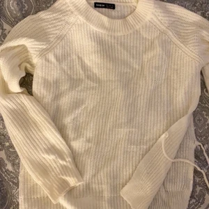 Stickad tröja - Vit stickad tröja från shein med knytning på sidan i storlek S🤍 säljer även en likadan i svart 