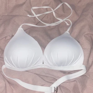 Shein  - Vit bikini topp aldrig använd, köptes av en tjej här på Plick då hon skrev fel storlek🙃🫶🏻
