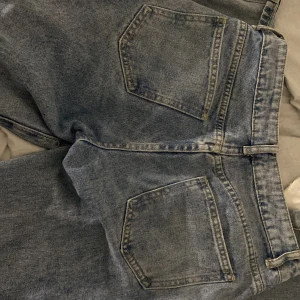 blåaLågmidjade jeans  - Dessa byxor är i storlek 34 Jag beställde dom nyss från Zara men jag gillar inte dom.