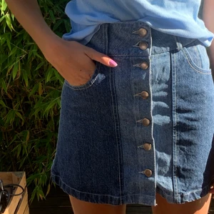 Jeanskjol - Superfin jeanskjol med fina detaljer! Storlek Xs men passar mig som vanligtvis har S😍Säljer då den inte kommer till användning