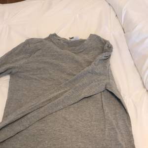 Säljer denna Basic gråa tröjan me en tajt passform i strl M/S från H&M!