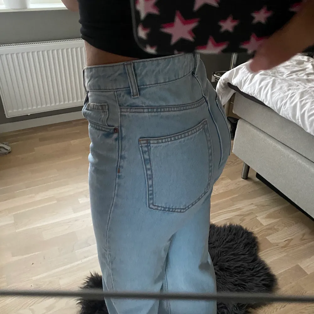 Ett par sprillans nya ljusa bootcut jeans som aldrig kommer till användning då jag har ett lag likadana. Dom är stretchiga och väldigt Stockholm stil. . Jeans & Byxor.