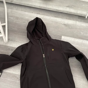 Lyle scott  - Storlek 150 cm ish 10/10 skick köpt för 800  Ni får betala frakt  